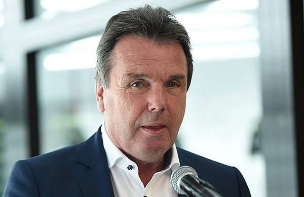 Heribert Bruchhagen spricht bei der Eröffnung des HSV-Campus.