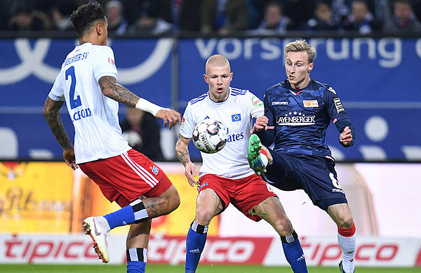 Beim 1:0 spitzelte Unions Joshua Mees den Ball an Rick van Drongelen und Leo Lacroix vorbei und erzielte den Berliner Führungstreffer.