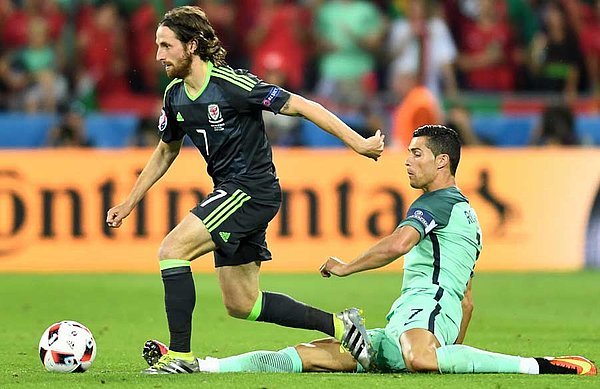 Da hat sogar Cristiano Ronaldo das Nachsehen: Potters-Neuzugang Joe Allen spielte eine ganz starke EM. Da hat sogar Cristiano Ronaldo das Nachsehen: Potters-Neuzugang Joe Allen spielte eine ganz starke EM.