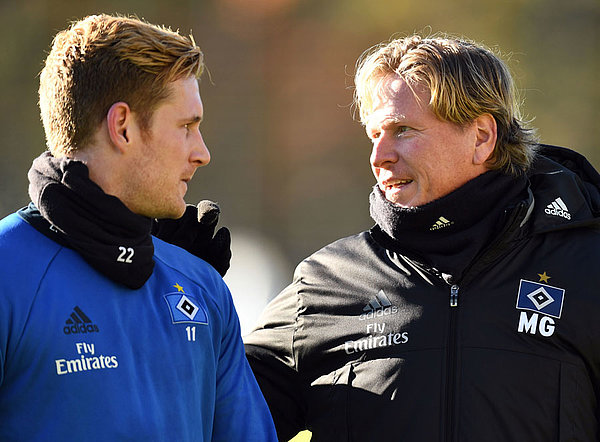 Andre Hahn und Markus Gisdol stehen im Training nebeneinander. 