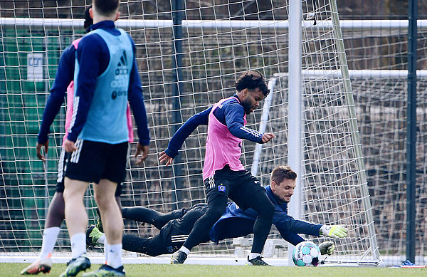 Ogi Heil im Duell mit Sven Ulreich. Der Youngster erzielte einen Doppelpack.