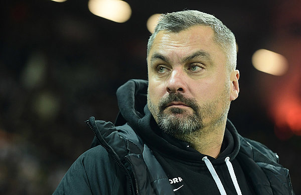Thomas Reis steht am Spielfeldrand.