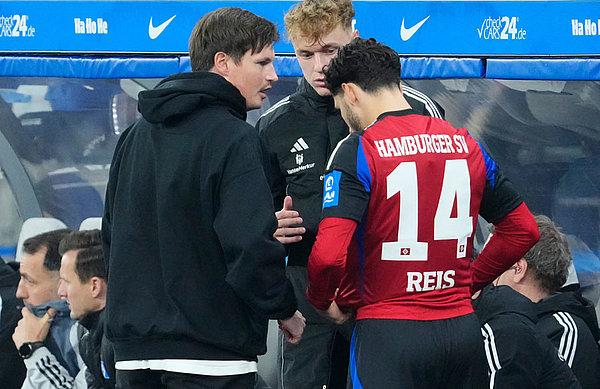 Mit den letzten Instruktionen von Coach Merlin Polzin (l.) geht es für Ludovit Reis (r.) gleich los - erster Einsatz seit knapp drei Monaten und mit dem 3:2 ein überaus gelungenes Comeback. Mit den letzten Instruktionen von Coach Merlin Polzin (l.) geht es für Ludovit Reis (r.) gleich los - erster Einsatz seit knapp drei Monaten und mit dem 3:2 ein überaus gelungenes Comeback.