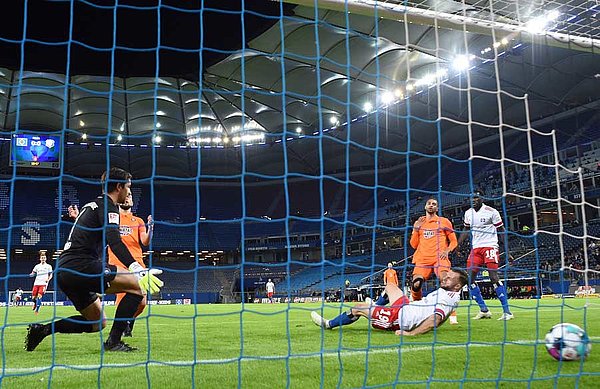Torriecher par excellance: Manuel Wintzheimer steht goldrichtig und drückt die Narey-Hereingabe über die Linie - das 1:0. Torriecher par excellance: Manuel Wintzheimer steht goldrichtig und drückt die Narey-Hereingabe über die Linie - das 1:0.