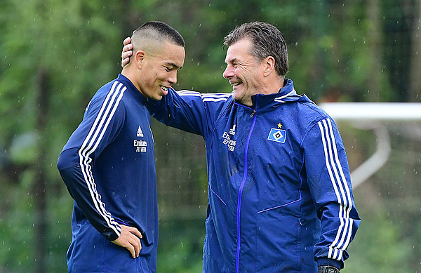 Dieter Hecking und Bobby Wood während eines Gesprächs im Training.