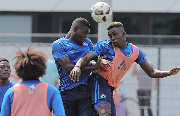 Stephan Ambrosius (l.) und Frank Ronstadt liefern sich ein beherztes Kopfballduell.