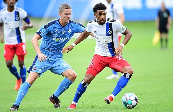 Andre Römer (r.) scored the winning goal in a hard-fought encounter at the Volkspark.