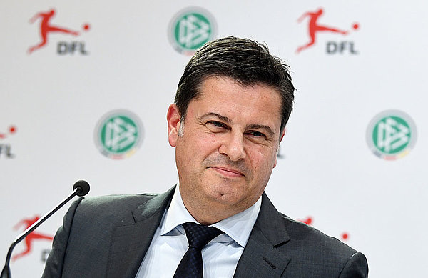DFL-Geschäftsführer Christian Seifert gab am Montag im Zuge einer Pressekonferenz die Entscheidung der DFL und der 36 Profi-Clubs bekannt. DFL-Geschäftsführer Christian Seifert gab am Montag im Zuge einer Pressekonferenz die Entscheidung der DFL und der 36 Profi-Clubs bekannt.