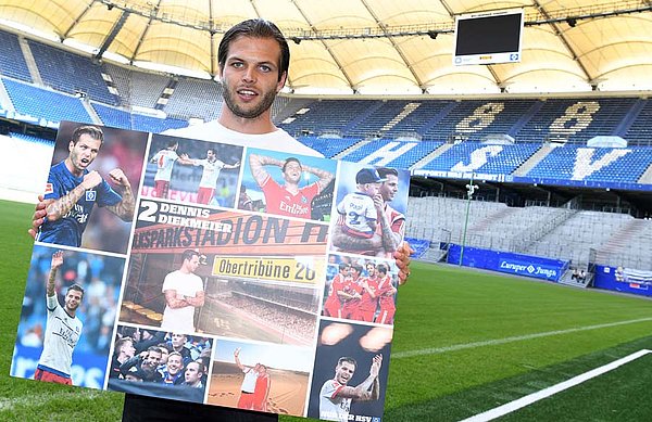 Dennis Diekmeier steht mit einer großen Fototafel im Volksdparkstadion.