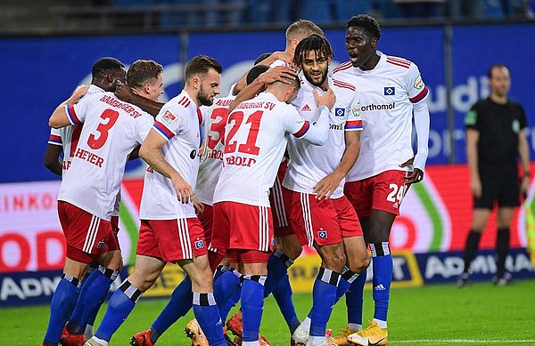Die mannschaftliche Geschlossenheit ist für HSV-Sportdirektor Michael Mutzel der Schlüssel für eine erfolgreiche Zukunft. HSV-Team bejubelt Tor gegen den FC St. Pauli.