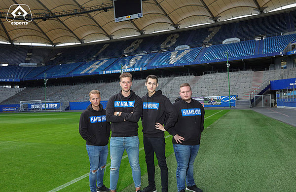 Dieses Quartett vertritt den HSV in der anstehenden VBL-Saison: Quinten van der Most, Niklas Heisen, Christoph Strietzel und Leon Krasniqi (v.l.). Das VBL-Team steht auf dem Rasen im Volksparkstadion.