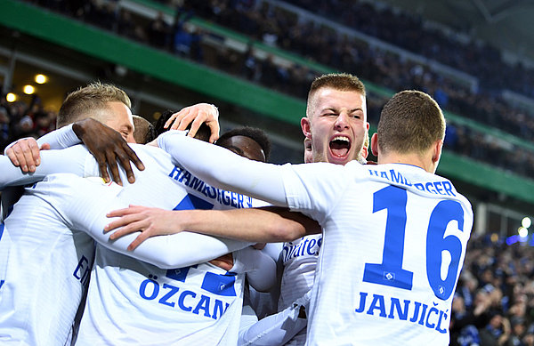 Rick van Drongelen und seine Teamkollegen bejubeln das 1:0 durch Berkay Özcan.