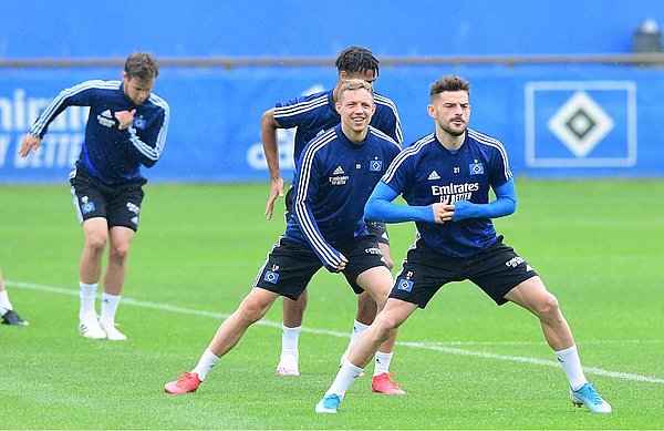 "Der richtige Mix zwischen Anspannung und Entspannung" - für HSV-Cheftrainer Dieter Hecking die Basis für einen erfolgreichen Endspurt. Leibold und Kittel dehnen sich.
