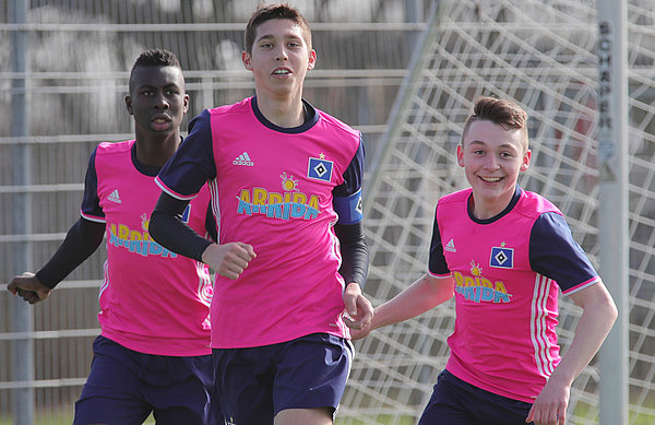 Nach dem Sieg noch kurz für die Kamera posen? Für die  U15 kein Problem.
