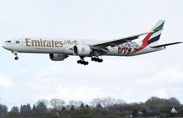 Die Boeing von Emirates beim Landeanflug am Hamburger Flughafen.