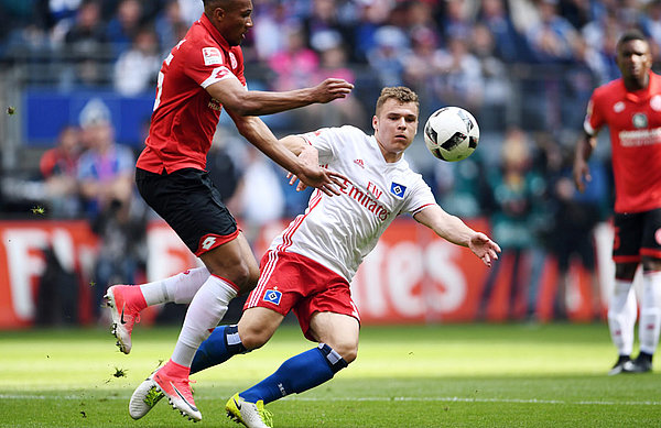 Vertrauen in die jungen Spieler: Vasilije Janjicic kam gegen die Mainzer zu seinem Startelf-Debüt für die Rothosen. Janjicic im Zweikampf mit einem Mainzer Spieler.