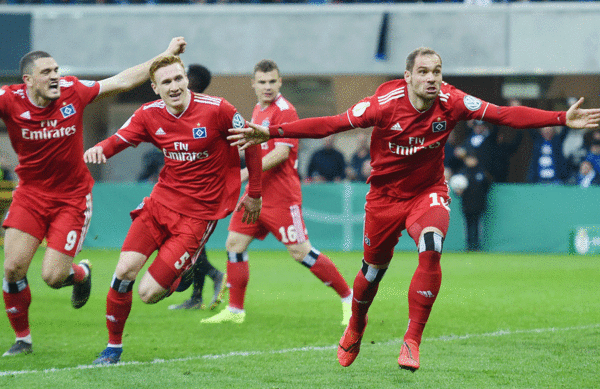 Drin ist er! Pierre-Michel Lasogga war gegen den SC Paderborn wieder einmal ganz in seinem Element, traf zweimal - einmal per Kopf, einmal mit dem Fuß - und feierte seinen Doppelpack ausgelassen mit Fans und Mannschaftskollegen.