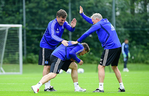 Mit dem 37-jährigen Tobias Schweinsteiger haben Dieter Hecking und Dirk Bremser bewusst einen jungen Co-Trainer mit ins Team genommen. Bisher stimmt die Chemie des neuformierten Trios. Dieter Hecking und Dirk Bremser klopfen Schweinsteiger auf den Rücken.