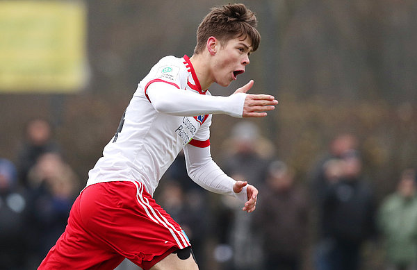 HSV-Spieler Julian Ulbricht jubelt.