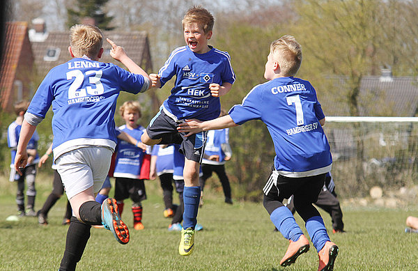 Spaß am Spiel und mit Ehrgeiz dabei. Die Fußballschule bietet den jungen Kickern viele Entfaltungsmöglichkeiten. Spaß am Spiel und mit Ehrgeiz dabei. Die Fußballschule bietet den jungen Kickern viele Entfaltungsmöglichkeiten.