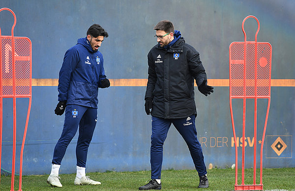 Berkay Özcan talking with assistant manager Andre Killian.