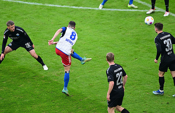 Die Szene, die jeden Fußballfan mit der Zunge schnalzen ließ: Laszlo Benes hat volley abgezogen und den Ball unhaltbar zum 1:0 unter die Latte gezimmert.