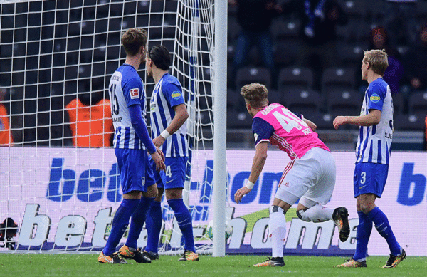 Arp blickt dem geschossenen Ball zum 1:2 hinterher. 