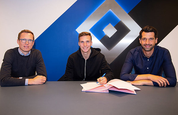 Eingerahmt von Sportdirektor Michael Mutzel (l.) und Vorstand Jonas Boldt (r.) hat Robin Meißner heute Mittag seinen ersten Profivertrag unterschrieben. Robin Meißner unterschreibt seinen Vertrag.