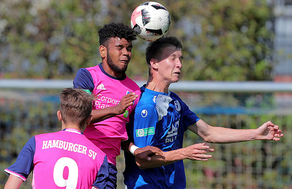 Neuzugang Ogechika Heil ist bereits eine feste Größe in der U17 des HSV geworden. Ogechika Heil im Kopfbalduell.