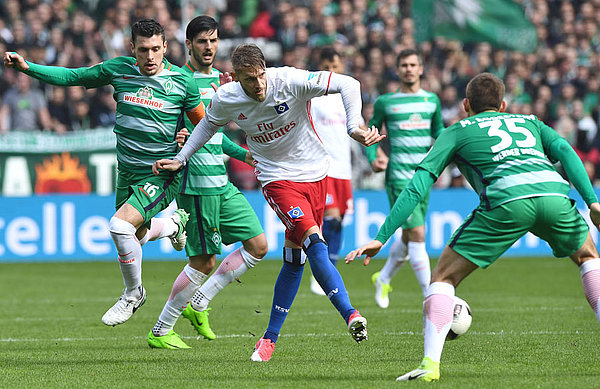 Aaron Hunt mit einem Schussversuch im Nordderby.