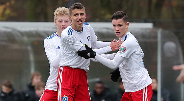 Drei U16-Spieler jubeln gemeinsam nach dem Treffer zum 1:1 Ausgleich.