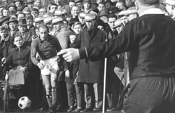 Damals war alles anders: Zu seinen aktiven Zeiten bestritt Gert "Charly" Dörfel insgesamt 15 Bundesliga-Nordderbys – und die Fans waren immer ganz nah dran. Charly Dörfel schießt eine Ecke.
