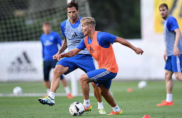 Holtby im Zweikampf mit Diekmeier. 