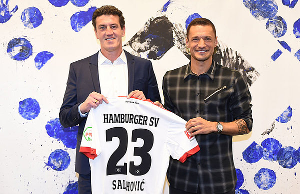 Sportchef Jens Todt und Sejad Salihovic präsentieren das Trikot mit der Nummer 23.