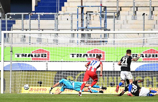 Nachspielzeit: Siegtreffer für Heidenheim und wieder einmal der Last-Minute-K.o für den HSV. Kerschbaumer trifft zum 2:1.