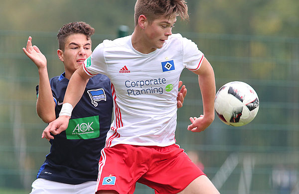 U19-Stürmer Julian Ulbricht (v.) im Zweikampf um den Ball. U19-Stürmer Julian Ulbricht (v.) im Zweikampf um den Ball.