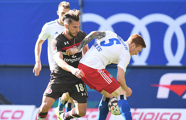 David Bates erkämpft den Ball gegen FCSP-Angreifer Diamantakos.