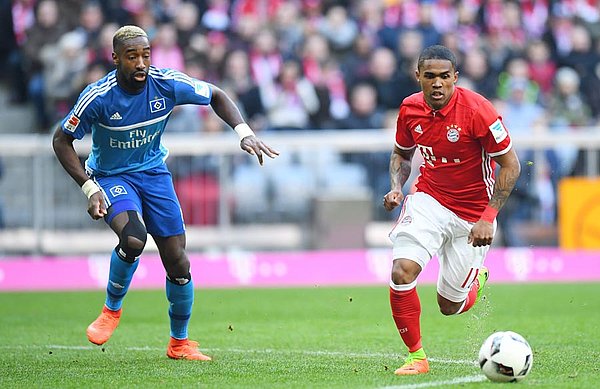 Johan Djourou im Zweikampf mit Douglas Costa.