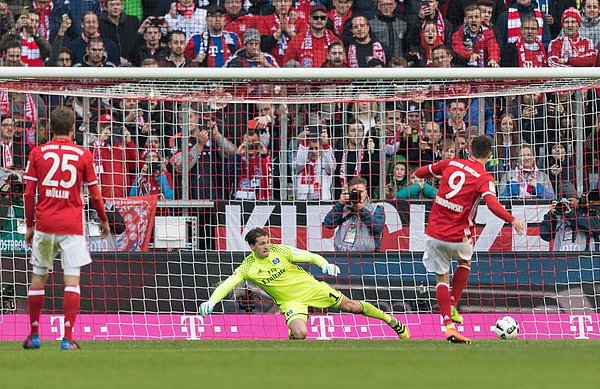 Robert Lewandowski trifft per Elfmeter zum 2:0.