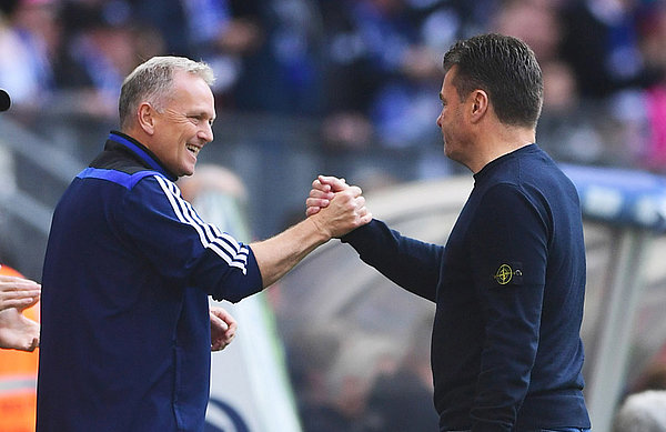 Dieter Hecking klatscht mit Co-Trainer Dirk Bremser ab.