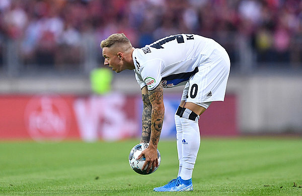 Sonny Kittel legt sich den Ball zurecht.
