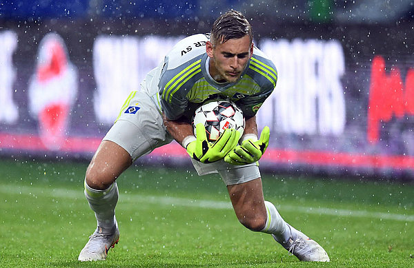 Julian Pollersbeck vergräbt den Ball in seinen Armen.