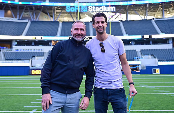 "Einmalige Erlebnisse" - Tim Walter (li.) und Jonas Boldt beim Besuch des SoFi Stadiums. 