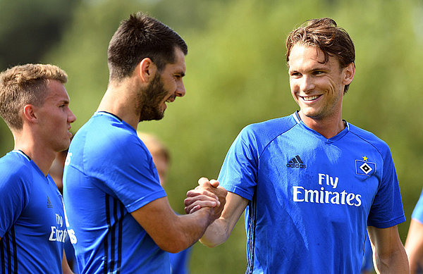 Emir Spahic und Albin Ekdal geben sich im Training die Hand.