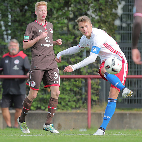 Jann-Fiete Arp schießt den Ball.