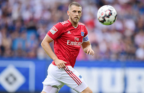 Aaron Hunt hat den anfliegenden Ball im Blick.