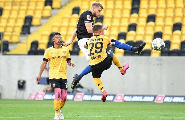 Aaron Hunt glänzte in Dresden nicht nur als Spielgestalter, sondern in den entscheidenden Situationen auch als Retter im eigenen Strafraum. Aaron Hunt glänzte in Dresden nicht nur als Spielgestalter, sondern in den entscheidenden Situationen auch als Retter im eigenen Strafraum.