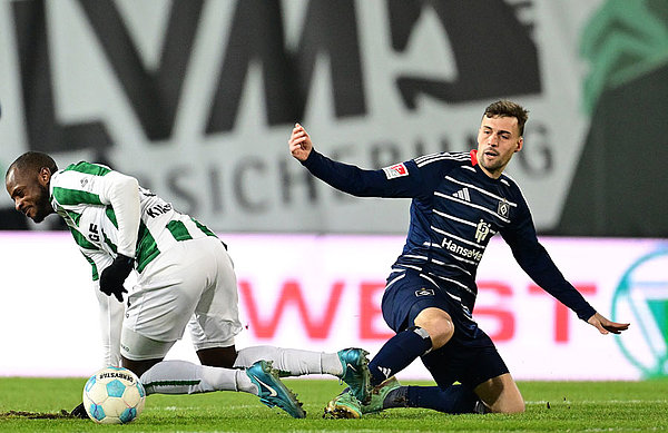 Und schon wieder einen Zweikampf gewonnen: Jonas Meffert. Und schon wieder einen Zweikampf gewonnen: Jonas Meffert.