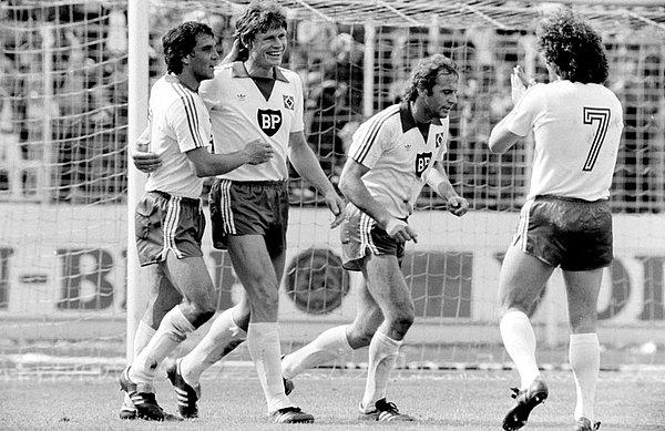 Mittendrin in einer der erfolgreichsten Zeiten des HSV: Peter Nogly (2.v.l.) jubelt mit Felix Magath, Willi Reimann und Kevin Keegan (v.l.n.r.).