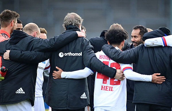 Erst stellte Daniel Thioune seine Mannschaft nach dem 0:2-Rückstand um, später dann verteilte er Lob für den Auftritt, der aus diesem 0:2 ein 4:2 machte. Erst stellte Daniel Thioune seine Mannschaft nach dem 0:2-Rückstand um, später dann verteilte er Lob für den Auftritt, der aus diesem 0:2 ein 4:2 machte.